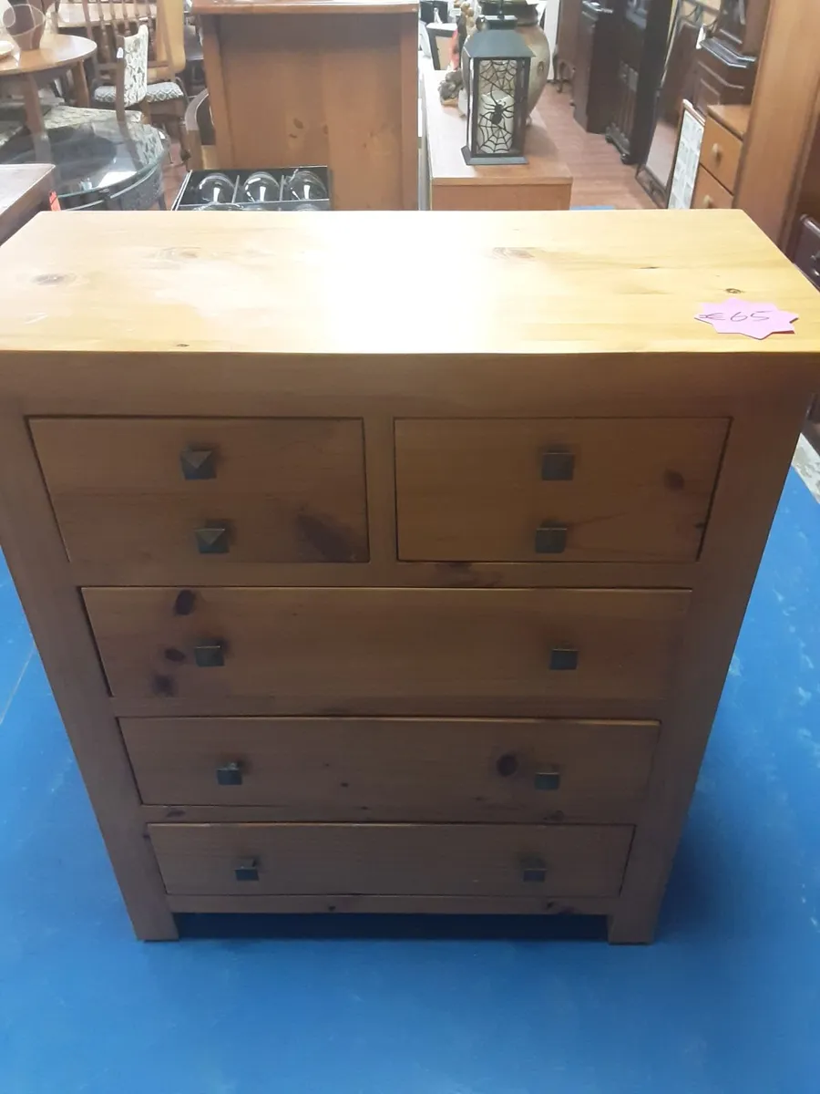 CHEST OF DRAWERS AND TWO BEDSIDE LOCKERS - Image 1
