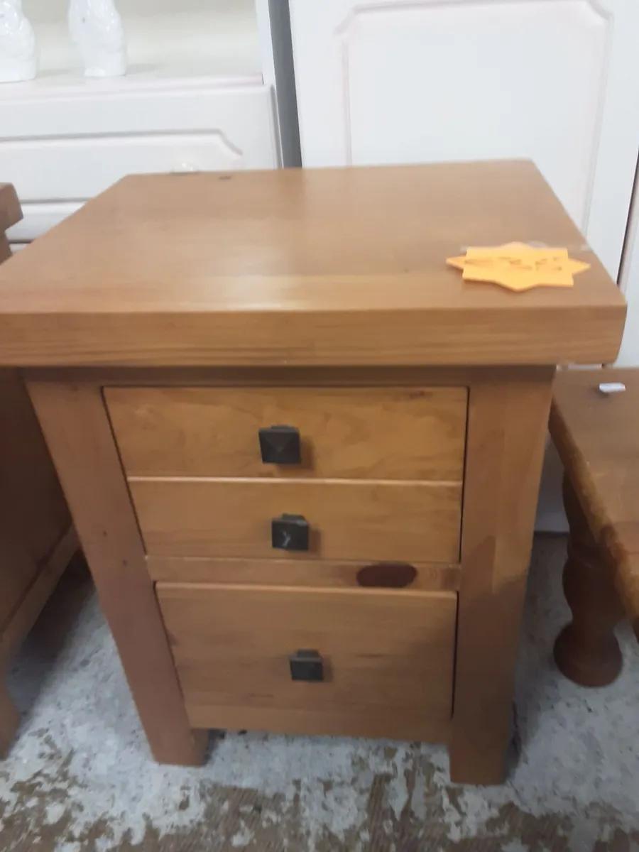 CHEST OF DRAWERS AND TWO BEDSIDE LOCKERS - Image 4