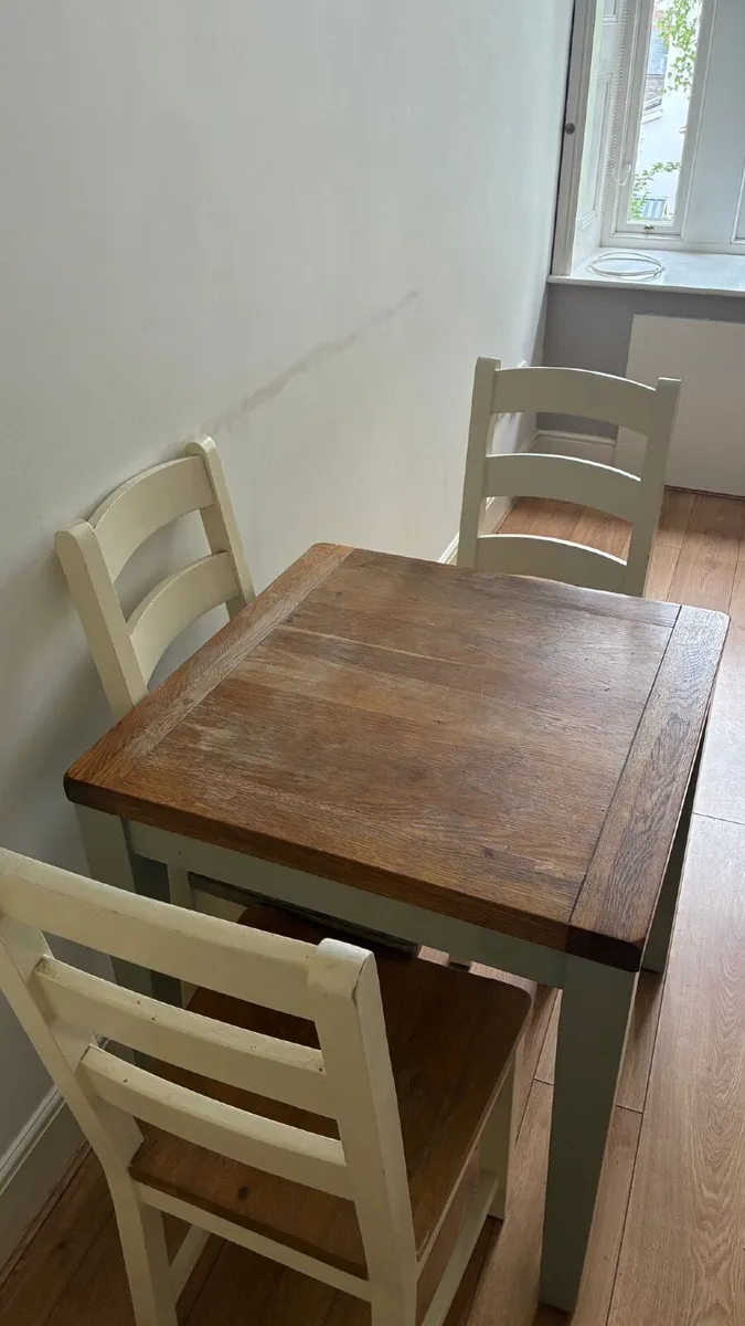 Table and chairs - Image 1