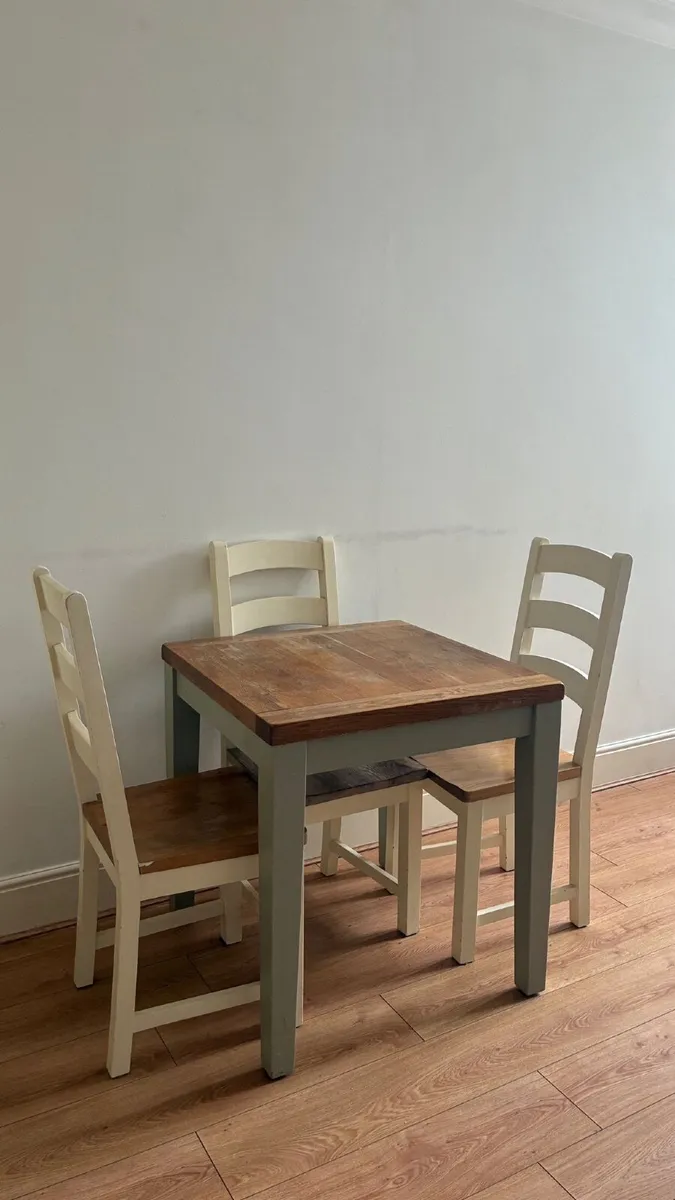 Table and chairs - Image 2