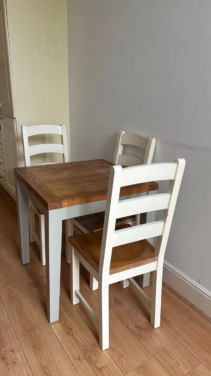 Table and chairs - Image 3