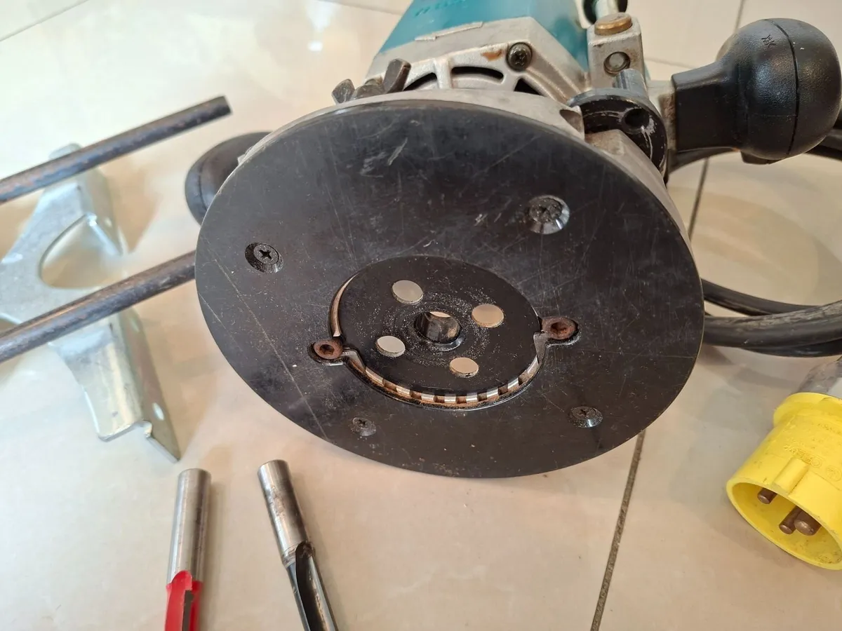 Makita 3612C Plunge Router 110v - Image 4