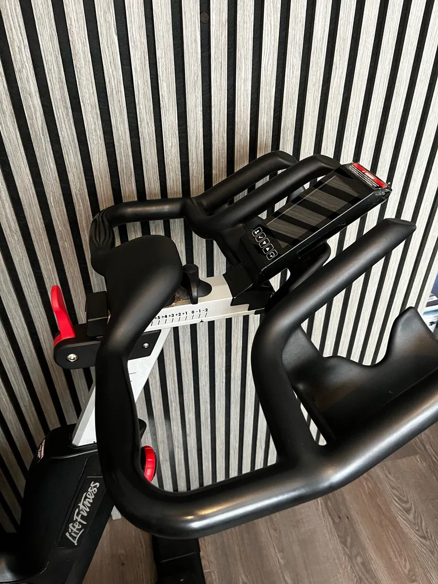 Life fitness iC6 spin bike with Watts monitor - Image 4
