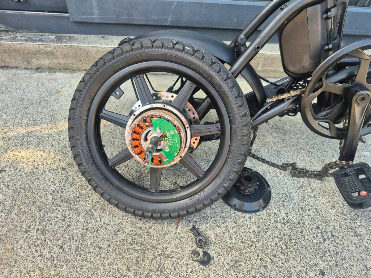 FIIDO D3 PRO MINI ELECTRIC BIKE. NEEDS A NEW BACK - Image 3