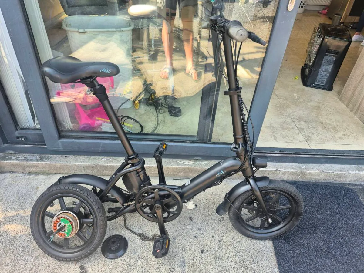FIIDO D3 PRO MINI ELECTRIC BIKE. NEEDS A NEW BACK - Image 1