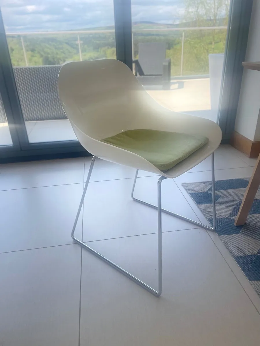 6 dinning/ kitchen chairs - Image 2