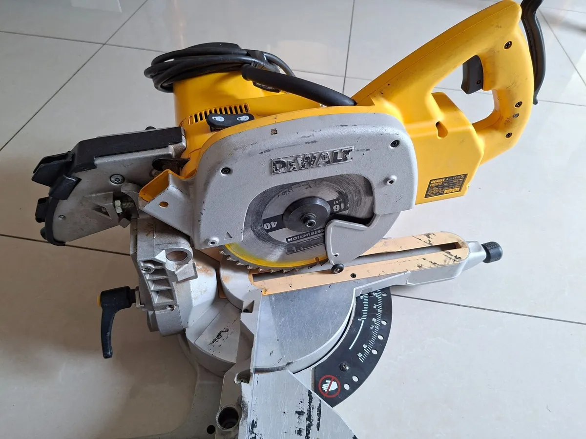 Dewalt DW707-LX 216mm Mitre Saw 110v - Image 2