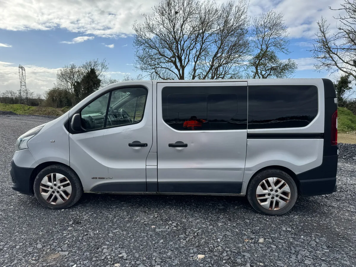 UNRESERVED 2015 RENAULT TRAFIC 9 SEATER FOR AUCT - Image 2
