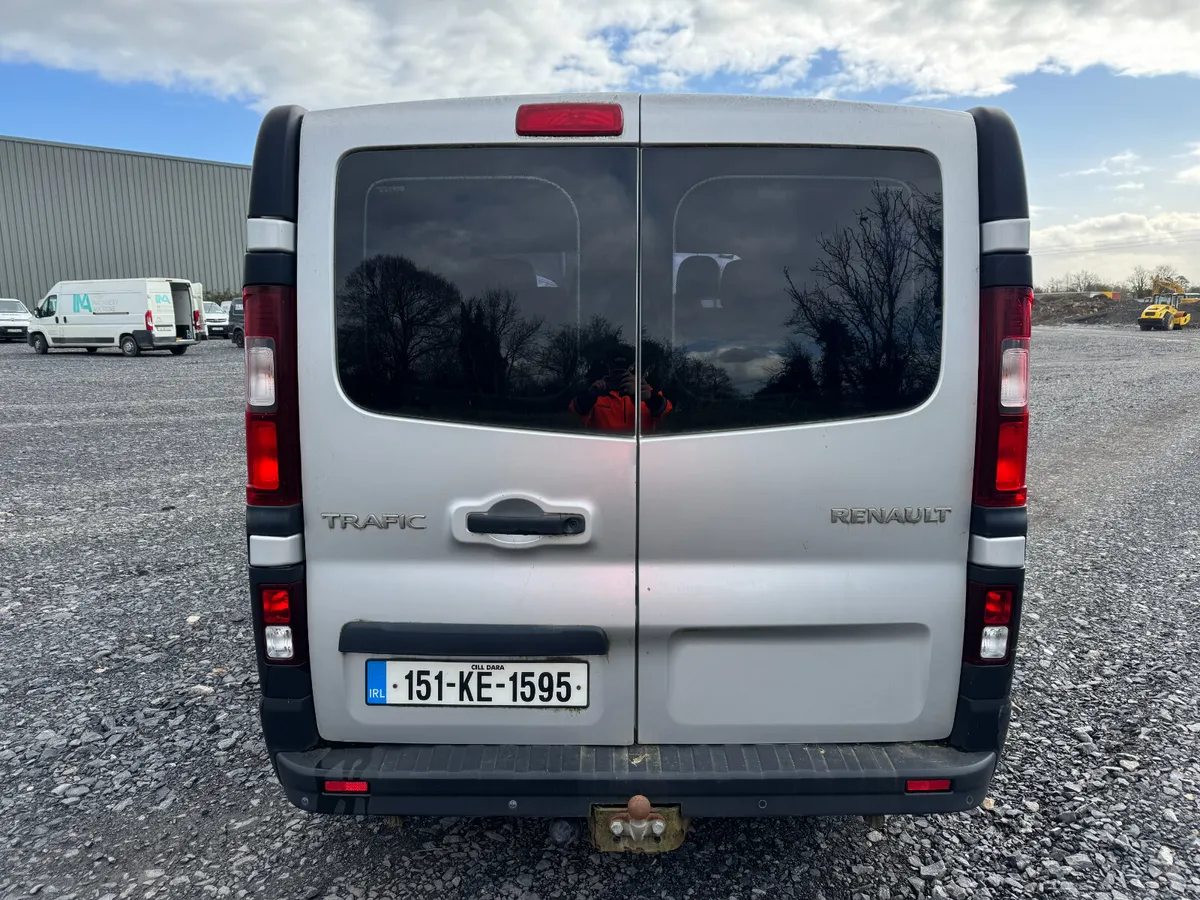 UNRESERVED 2015 RENAULT TRAFIC 9 SEATER FOR AUCT - Image 4