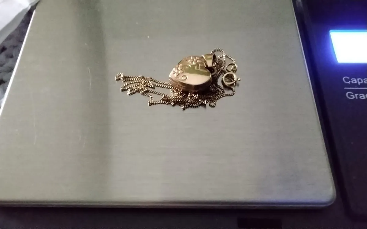 9ct yellow gold small heart locket 16" as new - Image 3
