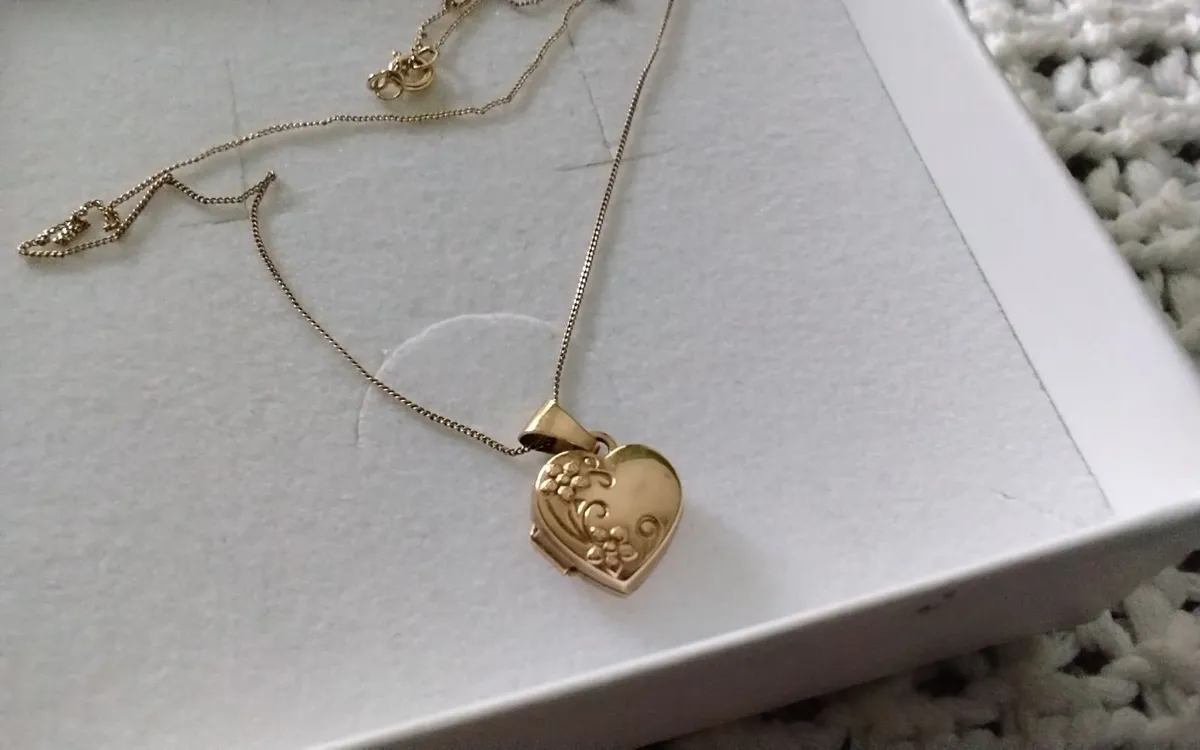 9ct yellow gold small heart locket 16" as new - Image 1