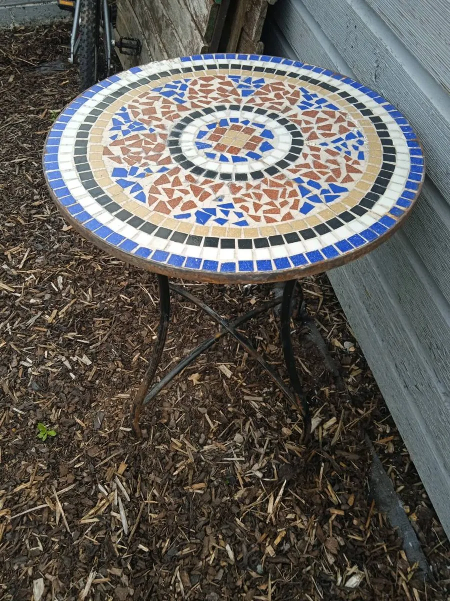 Table andchairs - Image 1