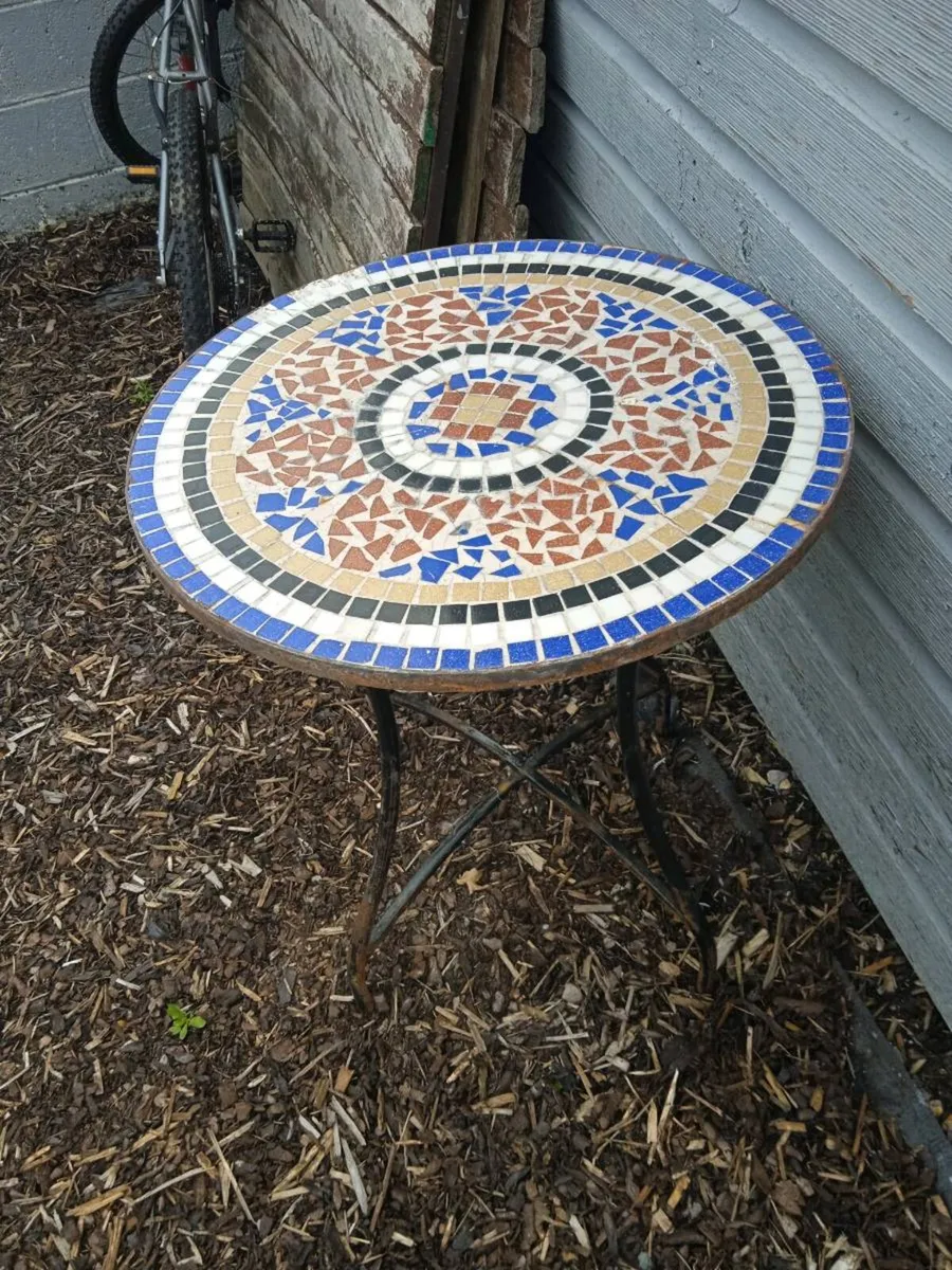 Table andchairs - Image 2