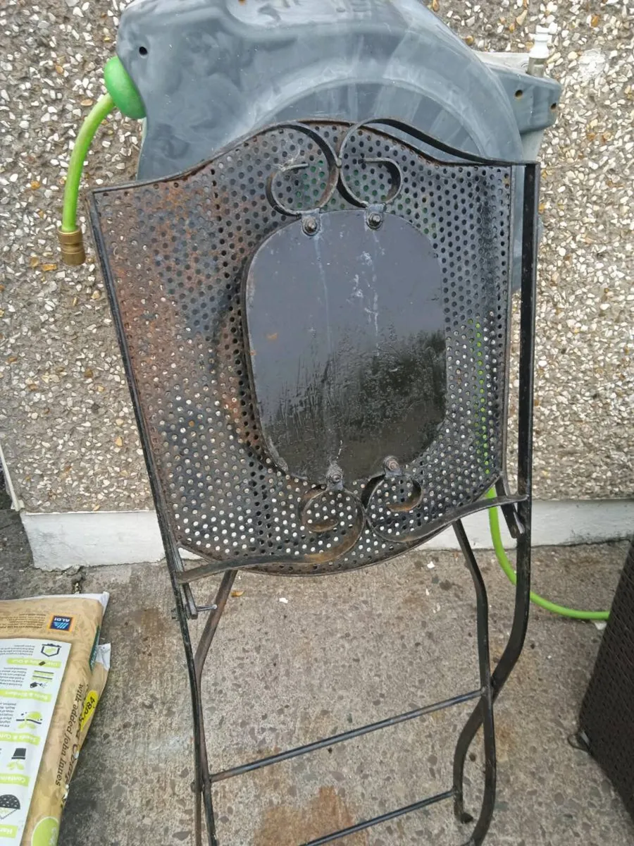 Table andchairs - Image 3