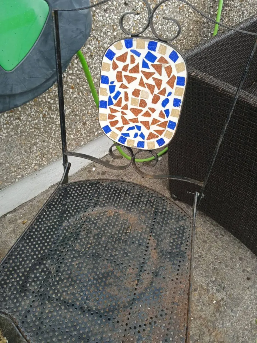 Table andchairs - Image 4