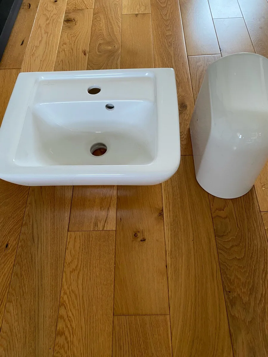 Villeroy & Boch hand sink and wall bracket - Image 1