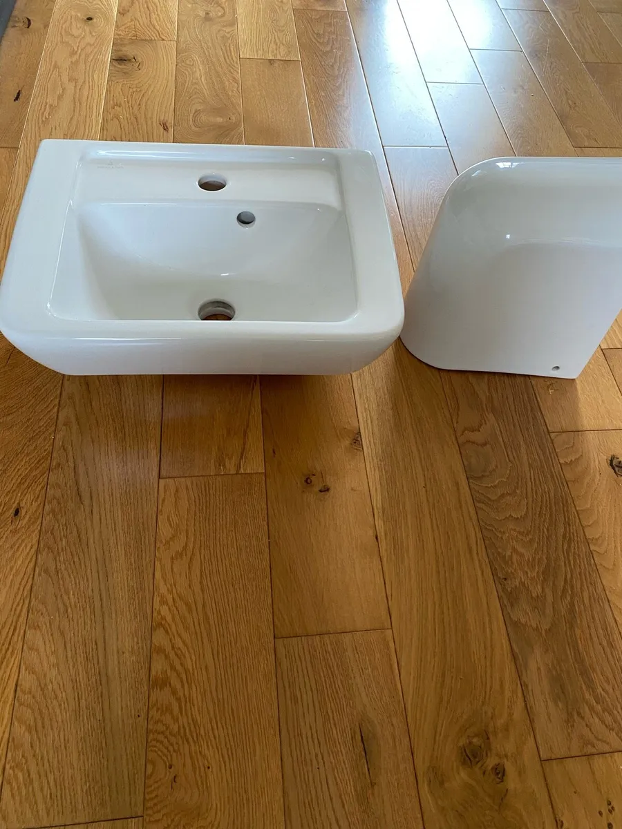 Villeroy & Boch hand sink and wall bracket - Image 3