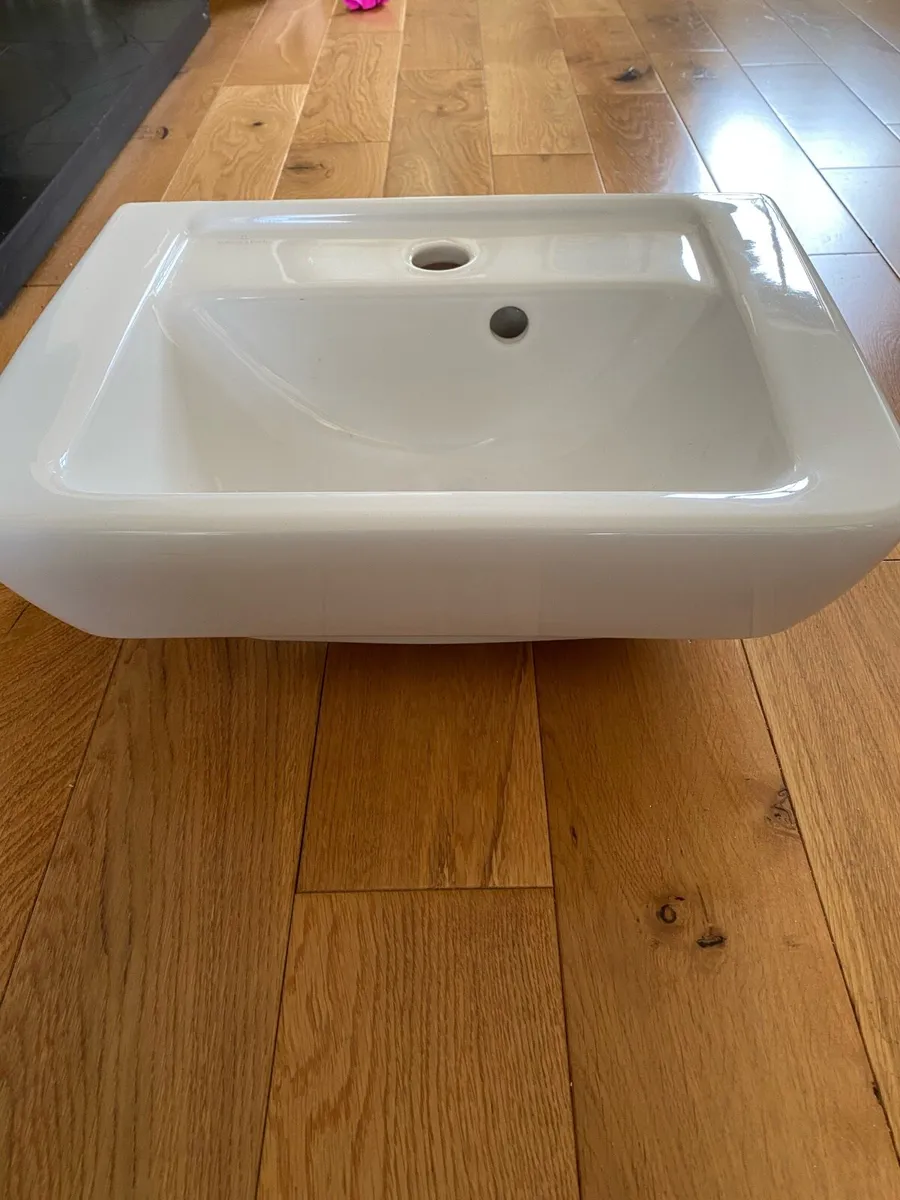 Villeroy & Boch hand sink and wall bracket - Image 4