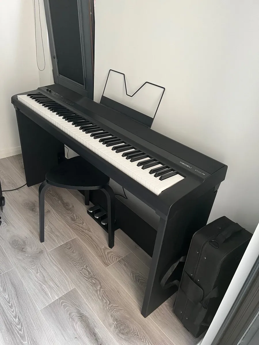 Electronic Piano - Image 3