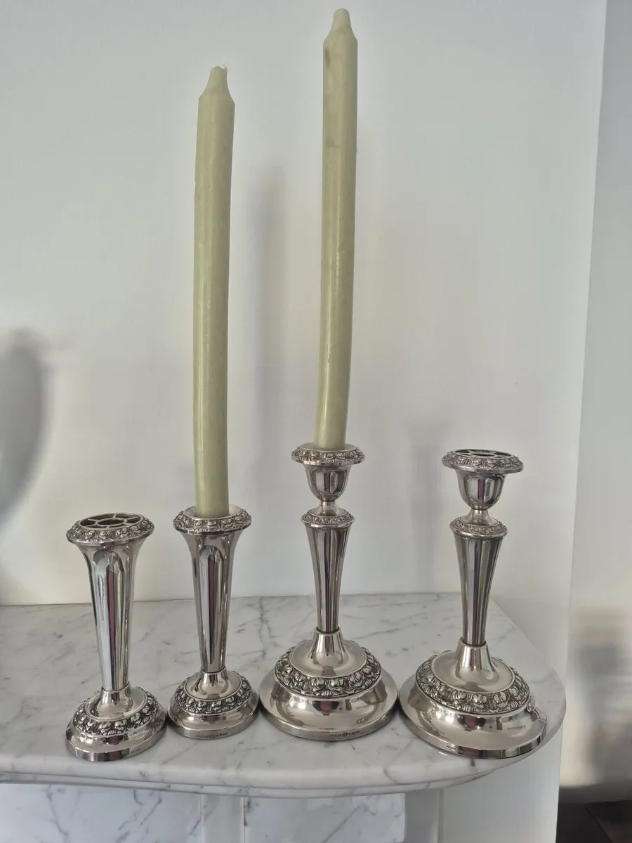 2 vintage candlesticks and 2 vintage vases - Image 1
