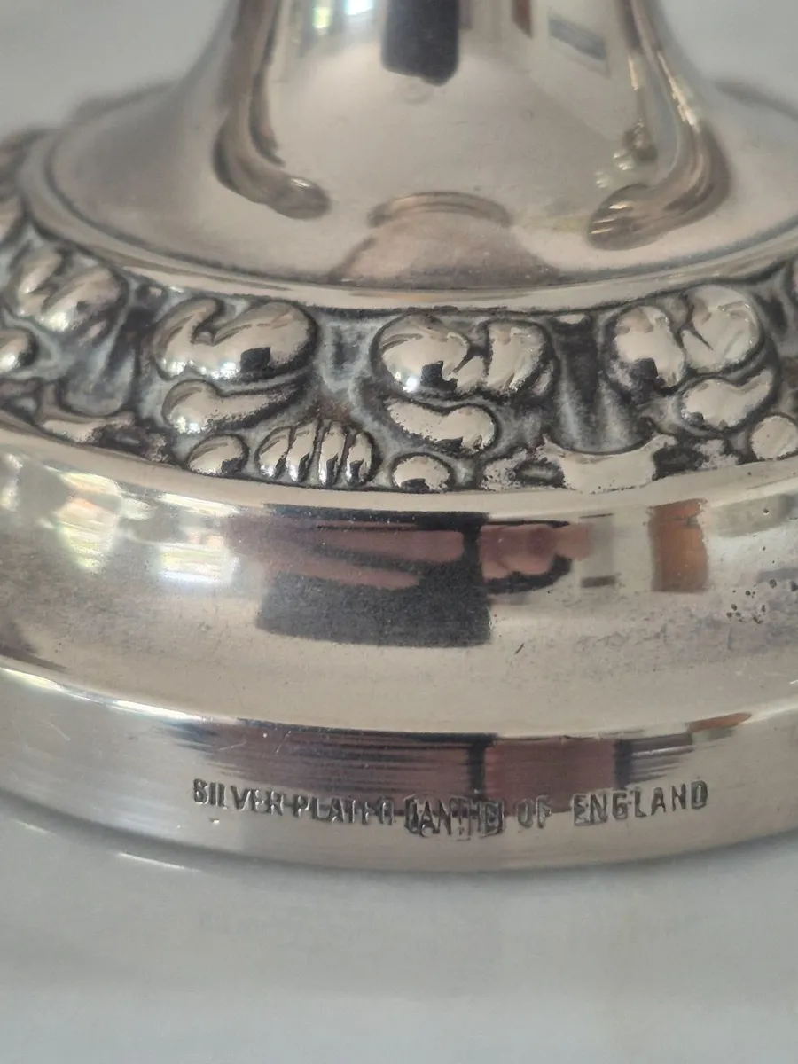 2 vintage candlesticks and 2 vintage vases - Image 4