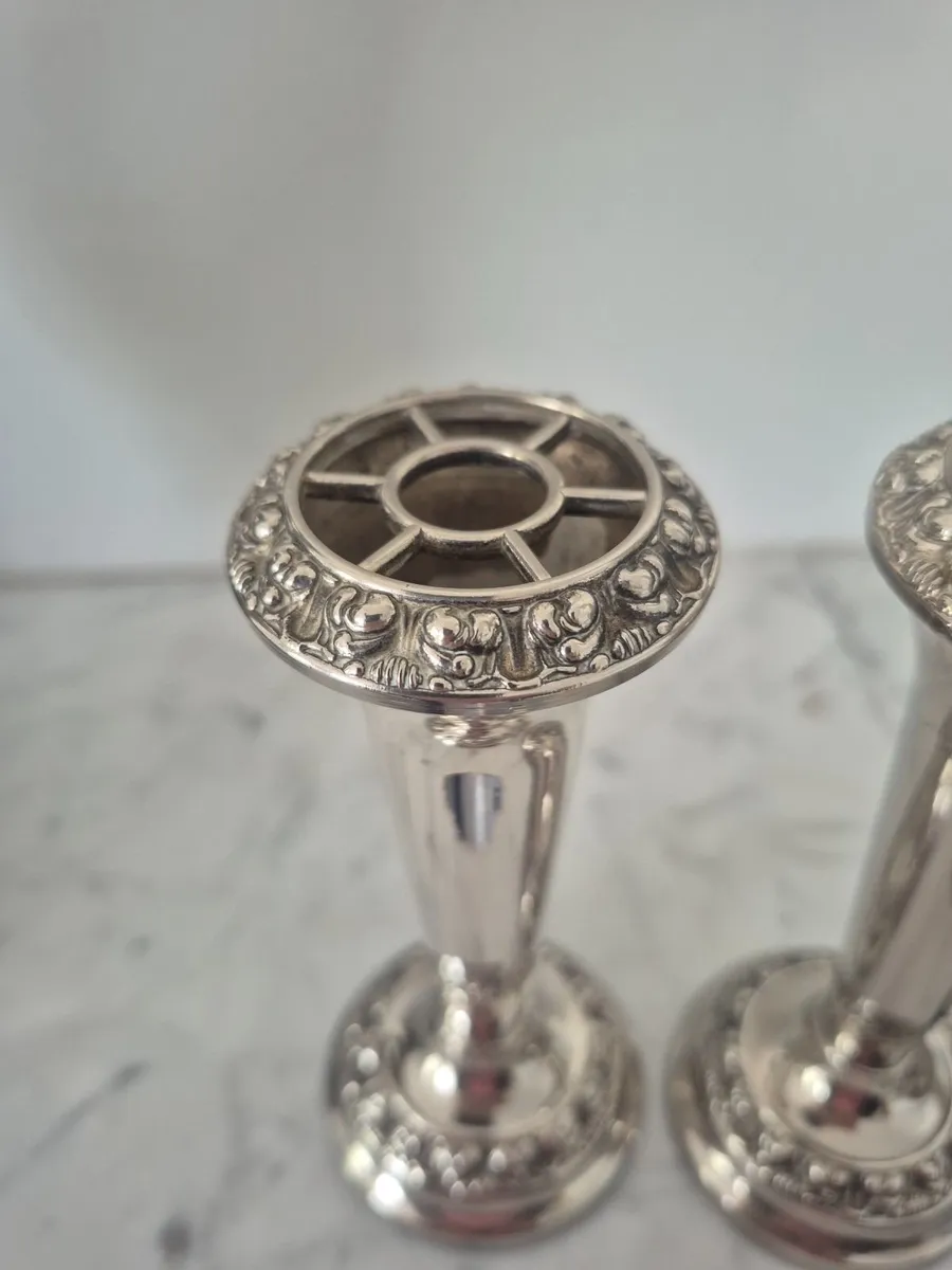 2 vintage candlesticks and 2 vintage vases - Image 3
