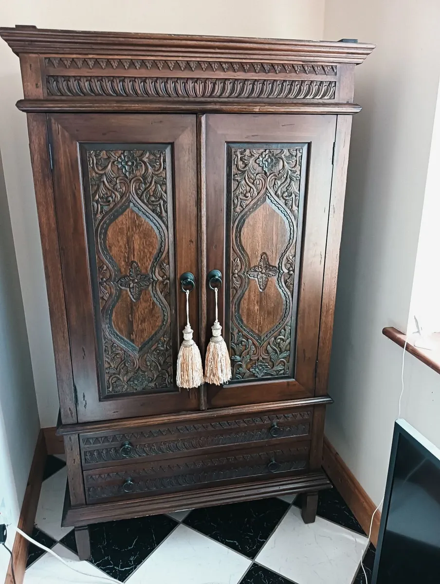 Indonesian cabinet hand carved. Please read attach - Image 2