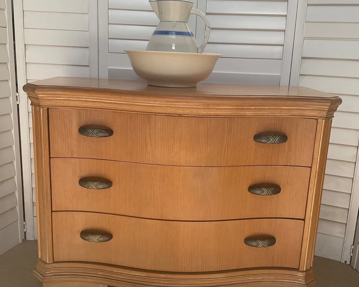 Large  bow front chest of drawers Lexington USA - Image 2