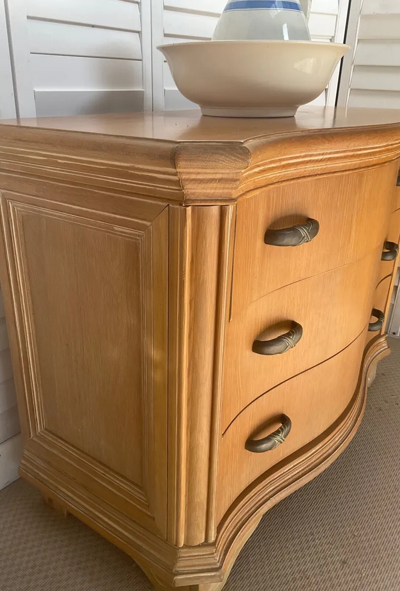 Large  bow front chest of drawers Lexington USA - Image 1