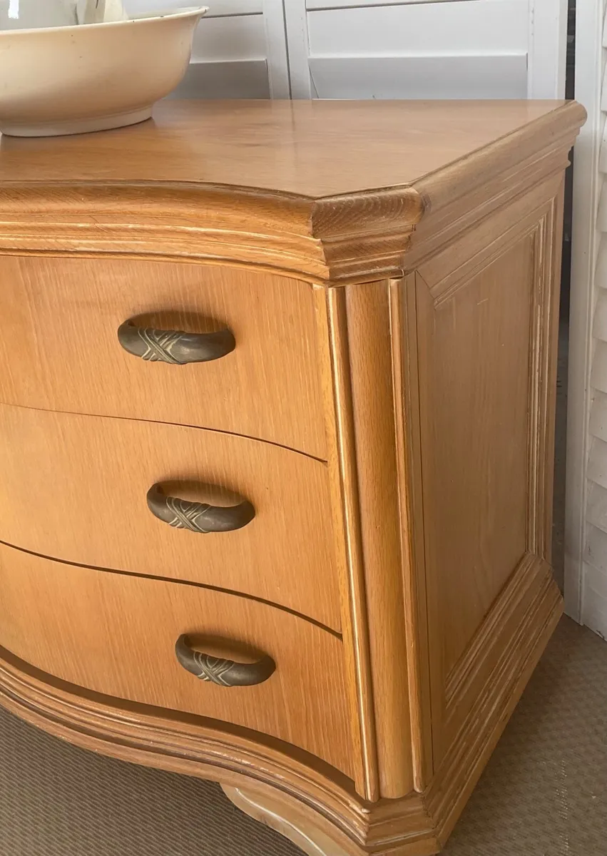 Large  bow front chest of drawers Lexington USA - Image 3