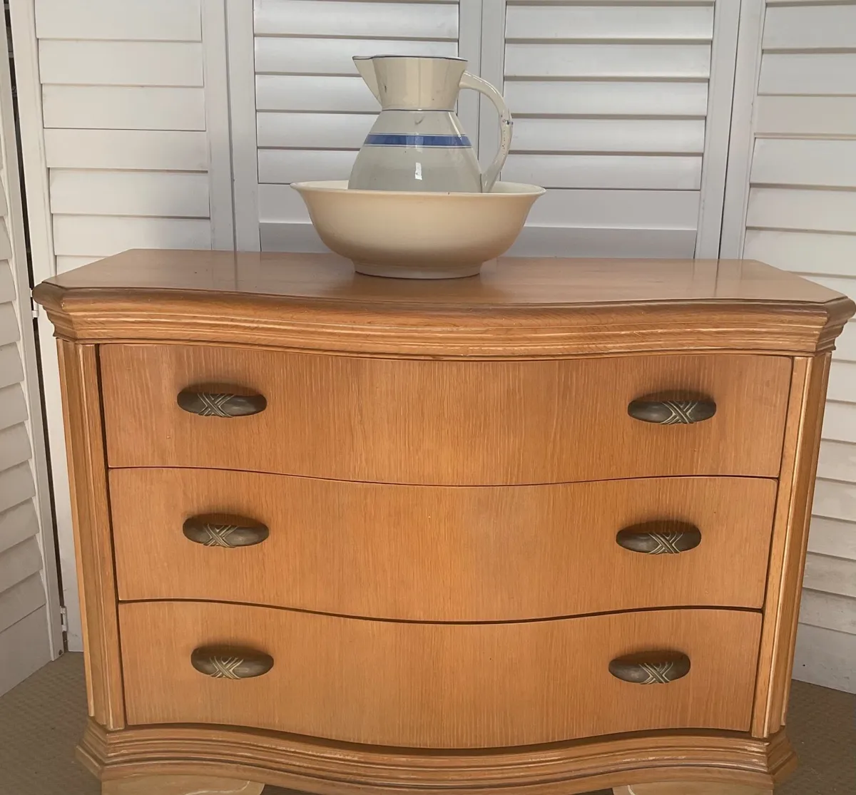 Large  bow front chest of drawers Lexington USA - Image 4