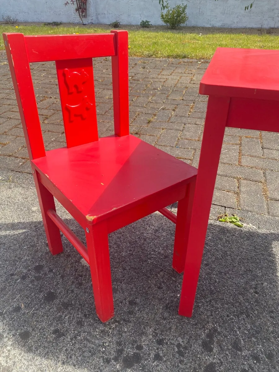 Kids table and chair set - Image 1