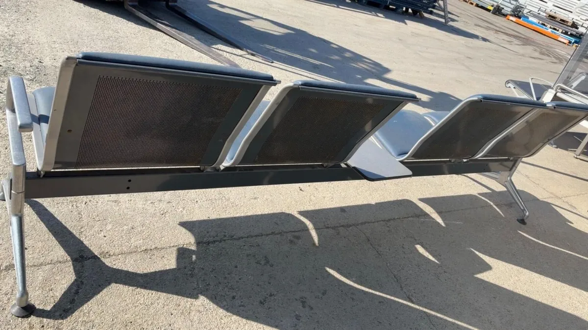 4 waiting seats - Image 2