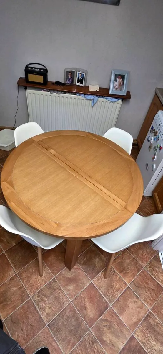 Extendable Kitchen Table and 4 chairs - Image 1