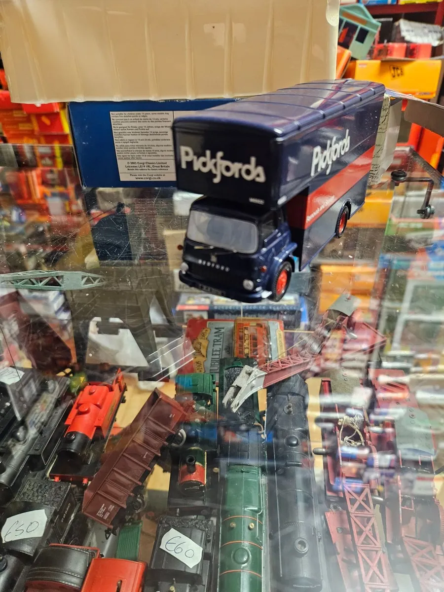 Corgi Bedford Pickfords Truck - Image 3