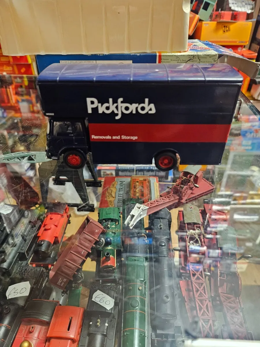 Corgi Bedford Pickfords Truck - Image 2