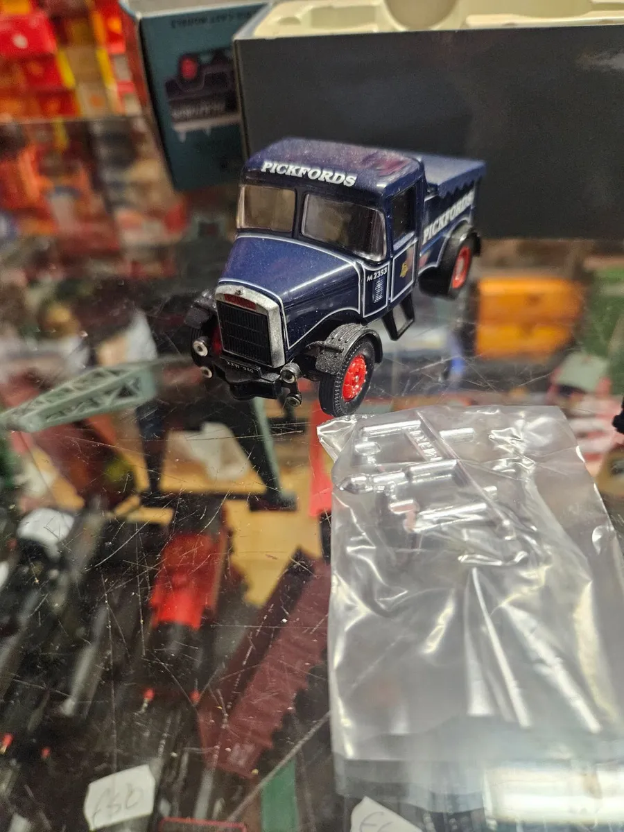 Corgi Pickfords Scammel and Landrover - Image 4