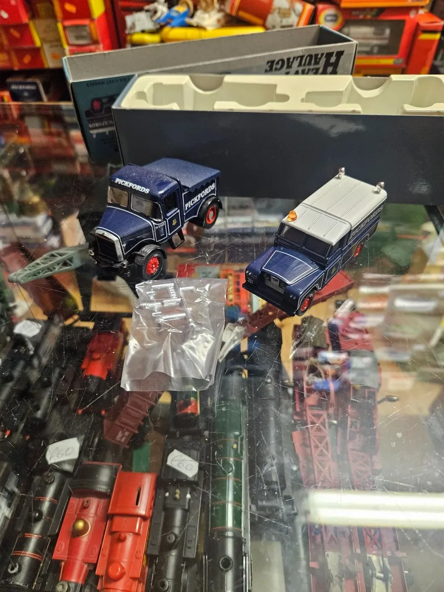 Corgi Pickfords Scammel and Landrover - Image 1
