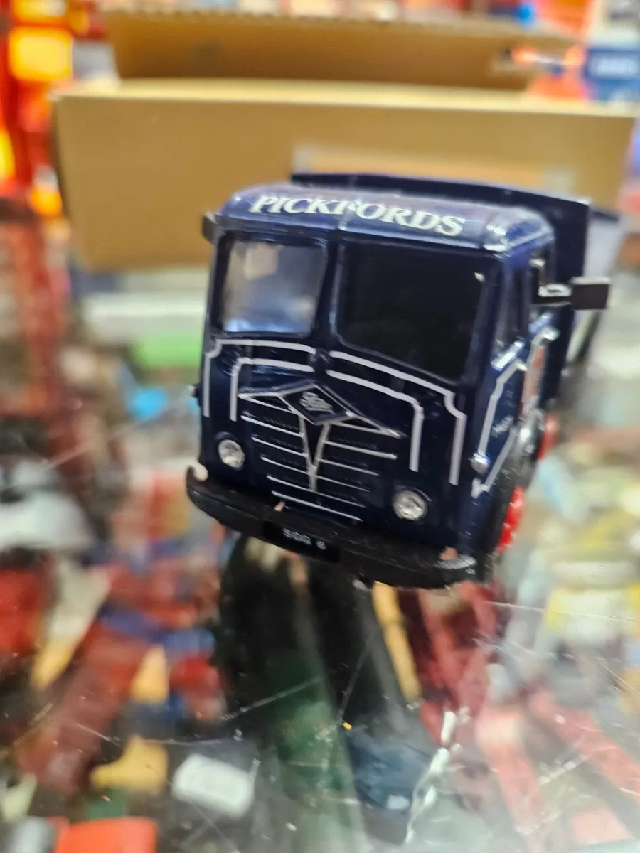 Corgi Pickfords Truck - Image 2