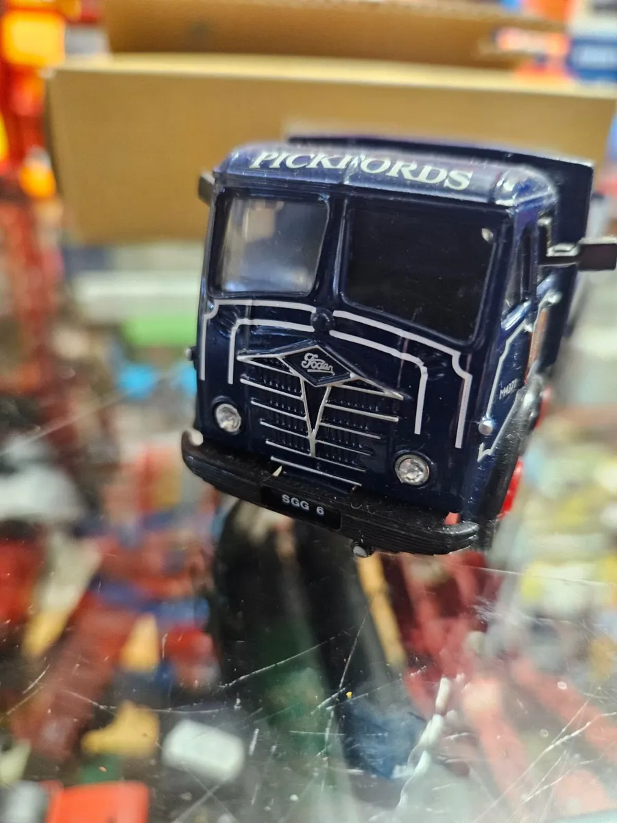 Corgi Pickfords Truck - Image 4