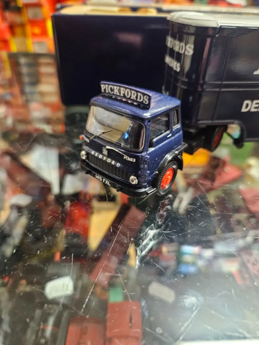 Corgi Pickfords Truck - Image 3