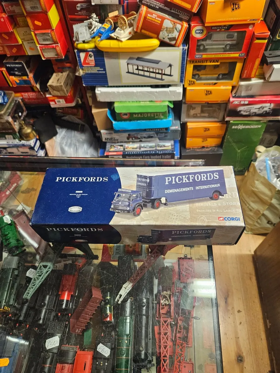 Corgi Pickfords Truck - Image 4