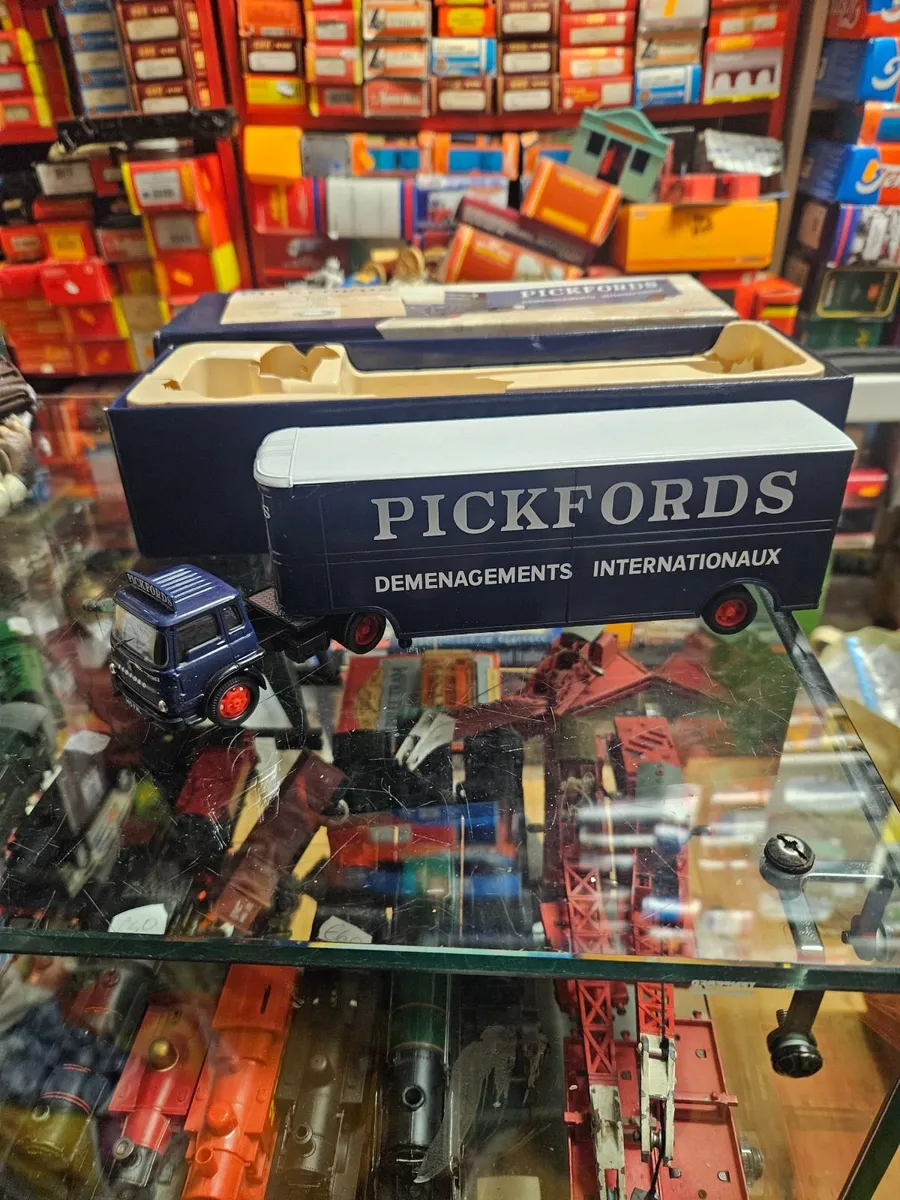Corgi Pickfords Truck - Image 2