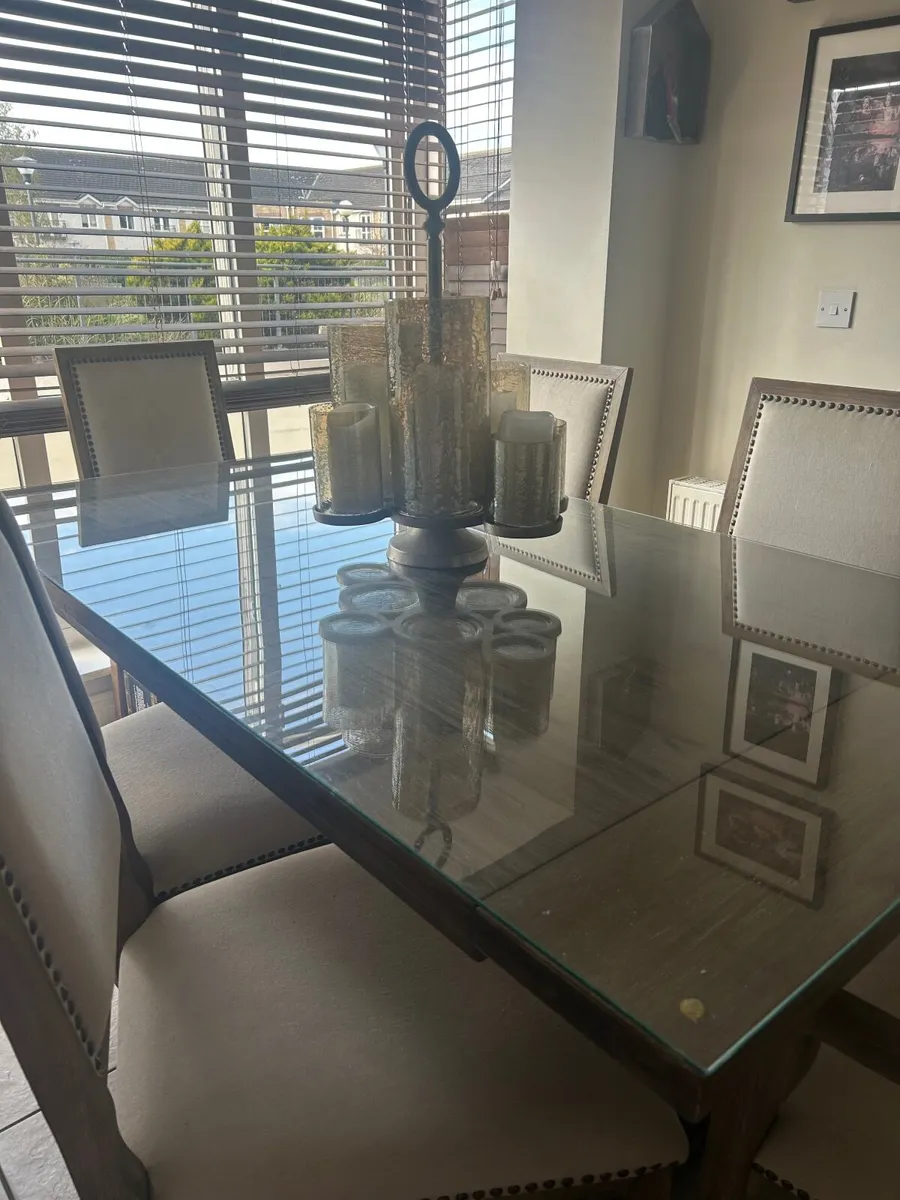 Kitchen table and chairs - Image 1