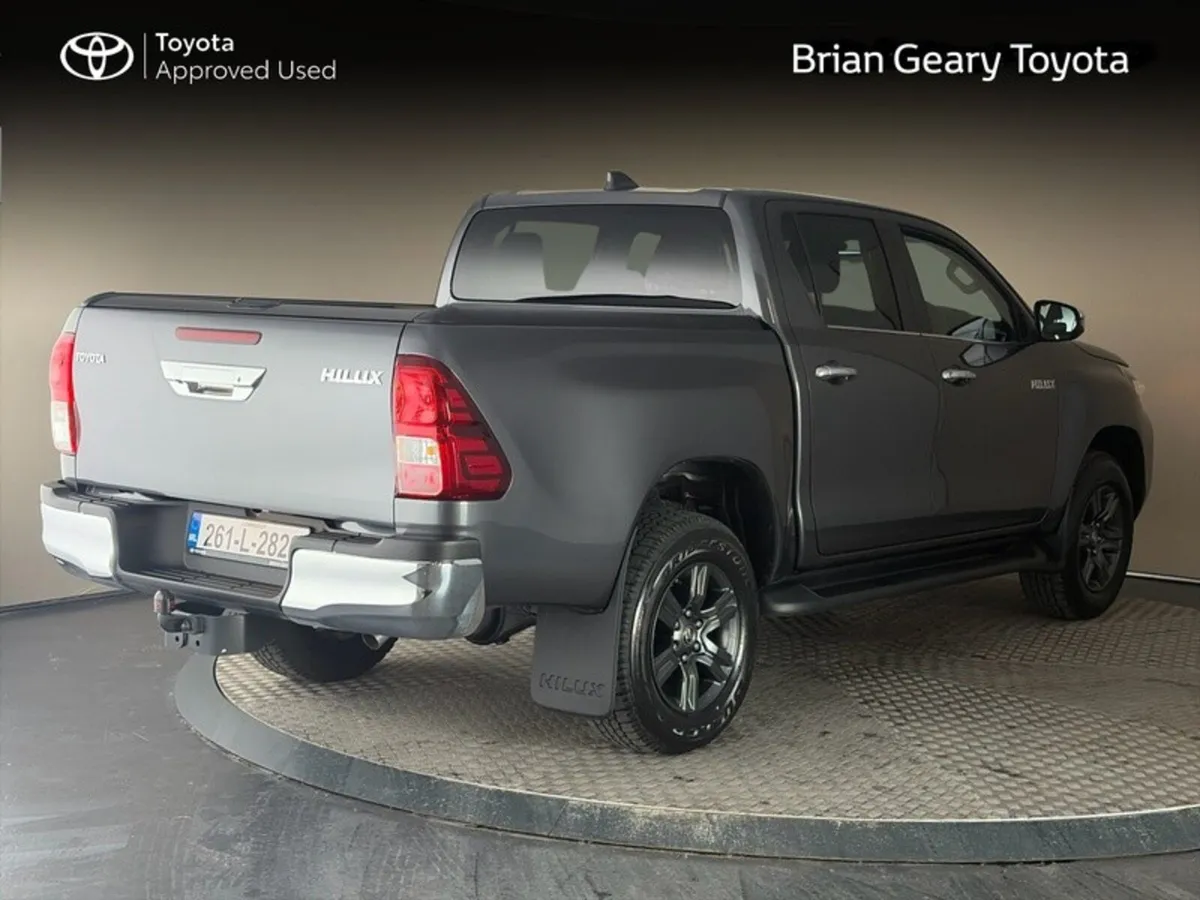 Toyota Hilux 2.8 MHEV SR5 AUTO - Image 2