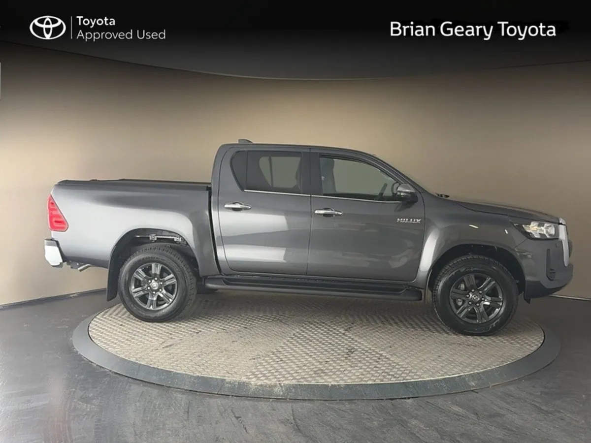 Toyota Hilux 2.8 MHEV SR5 AUTO - Image 3