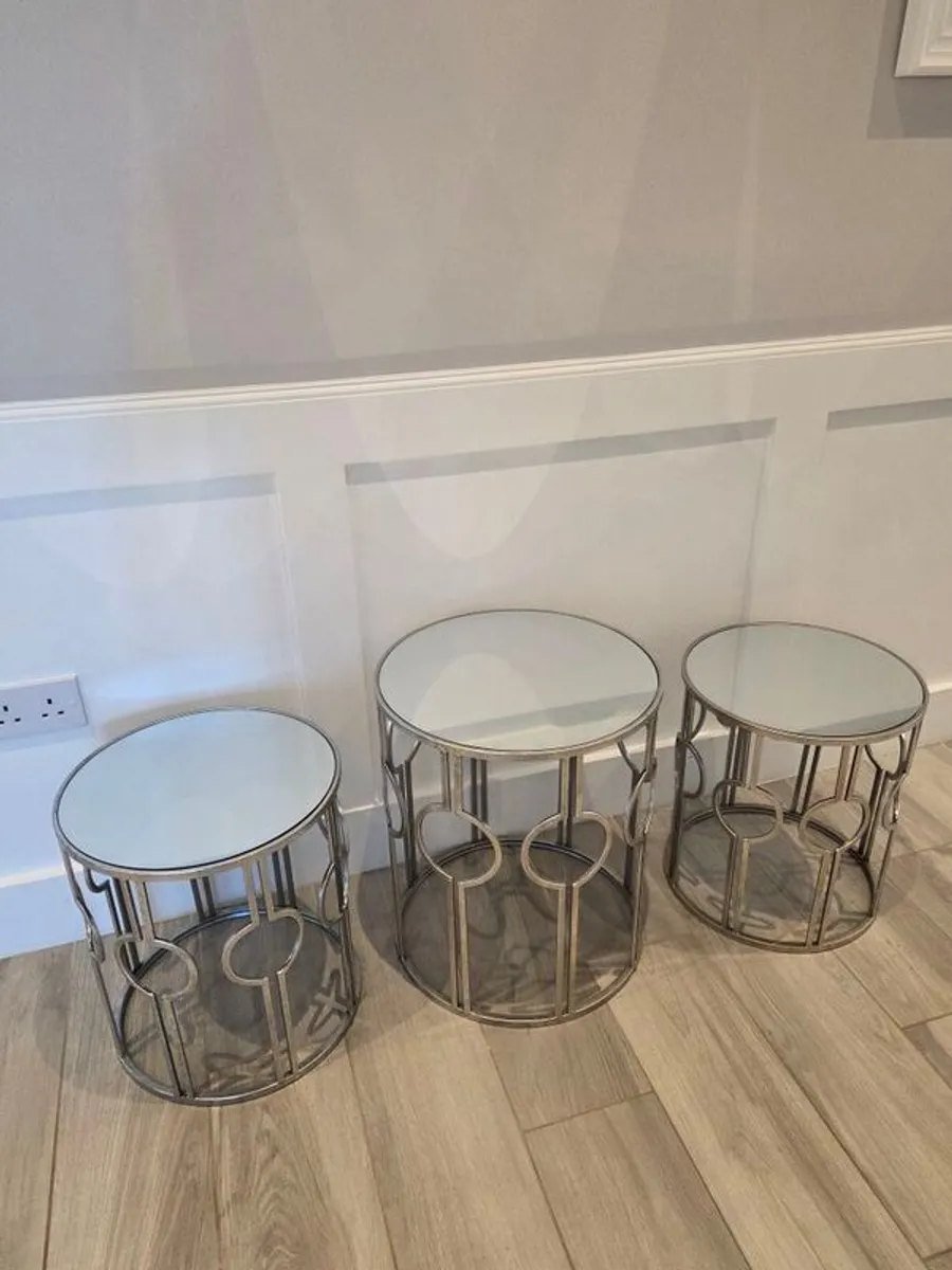 Set of side tables - Image 1