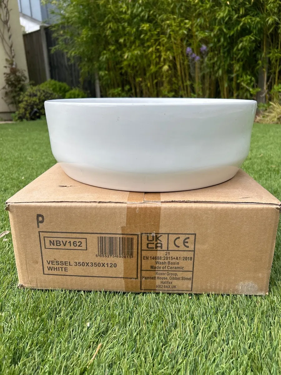 Bathroom sink - Image 1