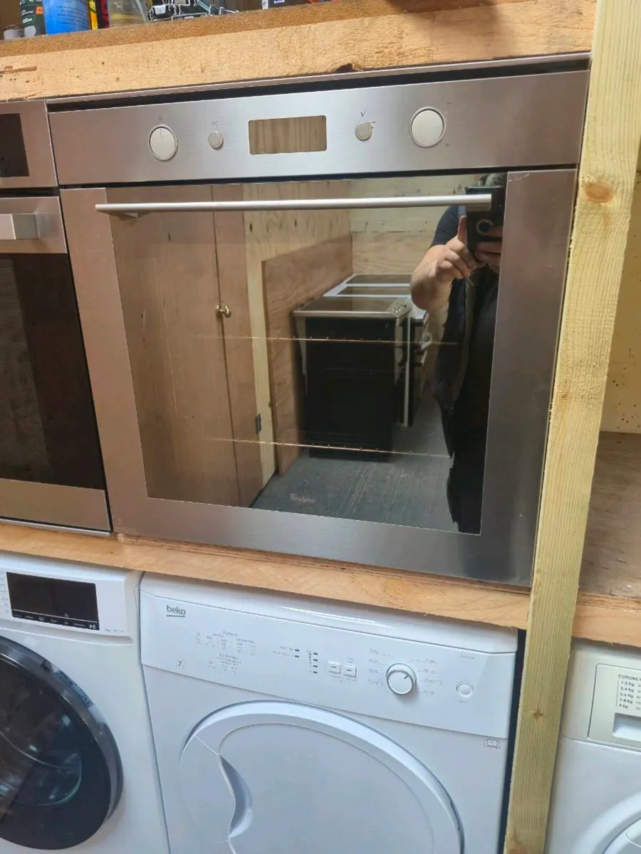 Whirlpool Built-In Single Electric Oven - Image 1