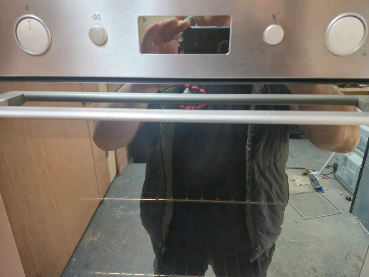 Whirlpool Built-In Single Electric Oven - Image 3